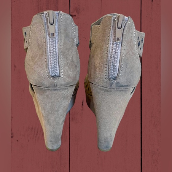 Chinese Laundry Womens Indie Wedge Sandal Micro Suede Size 5.5W - Picture 6 of 6